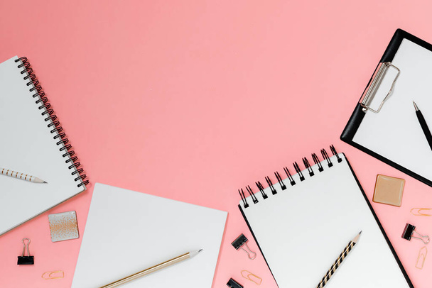 Mockup planner plat lay, bovenste horizontale weergave roze achtergrond. Notitieblok en notitieboekjes met briefpapier. Gouden, witte, roze en zwarte kleuren - Foto, afbeelding