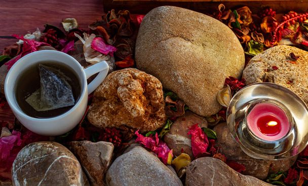 Descanso relajante con té, varilla de incienso y vela aromática en la colorida mesa y decoraciones naturales
 - Foto, Imagen