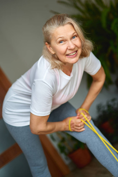 Портрет старшої жінки вправи для спорту вдома
. - Фото, зображення