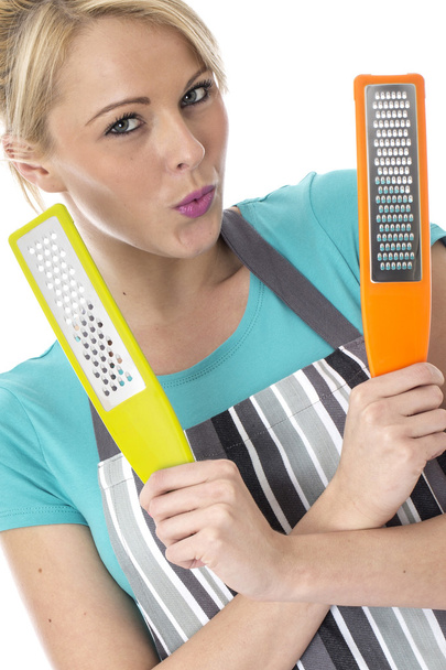 atraktivní mladá žena drží jídlo struhadla - Fotografie, Obrázek