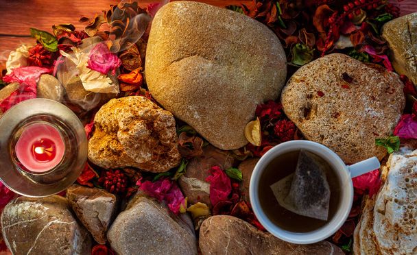 Pihentető szünet tea, tömjén pálca és aromás gyertya a színes asztal és a természetes dekorációk - Fotó, kép