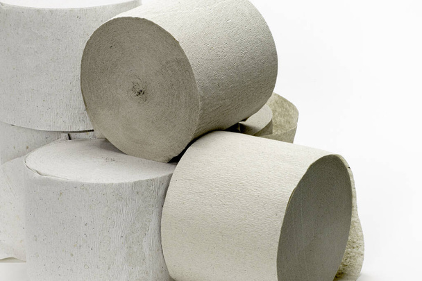 несколько рулонов туалетной бумаги на белом фоне крупным планом
 - Фото, изображение
