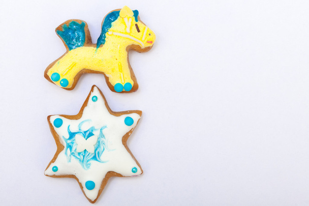 Gingerbread cake pony star with icing decoration on white - Foto, Imagen