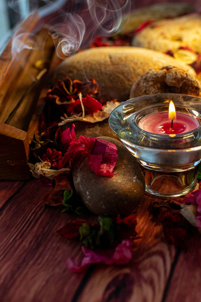 Χαλαρωτικό διάλειμμα με θυμίαμα ραβδί και αρωματικό κερί στο πολύχρωμο τραπέζι και φυσικές διακοσμήσεις - Φωτογραφία, εικόνα