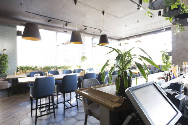 Paredes claras e móveis azuis em design elegante restaurante
 - Foto, Imagem