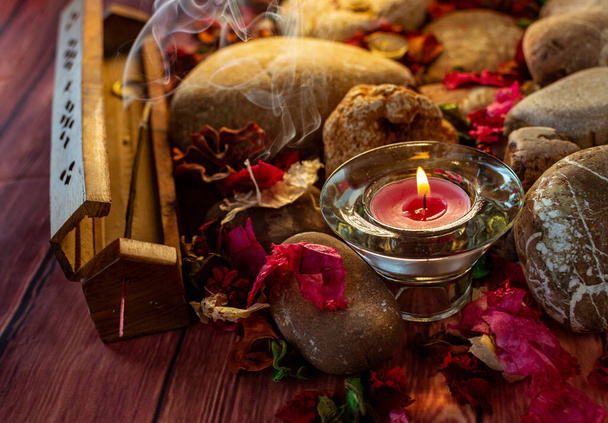 Descanso relajante con varilla de incienso y vela aromática en la mesa colorida y decoraciones naturales
 - Foto, Imagen