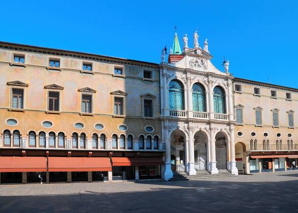 Widok na Palazzo del Monte di Pieta z kościołem San Vincenzo na Piazza dei Signori, Vicenza, Włochy - Zdjęcie, obraz