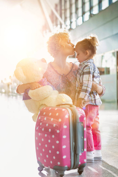 母の肖像画再会とキス彼女の娘で額で空港 - 写真・画像