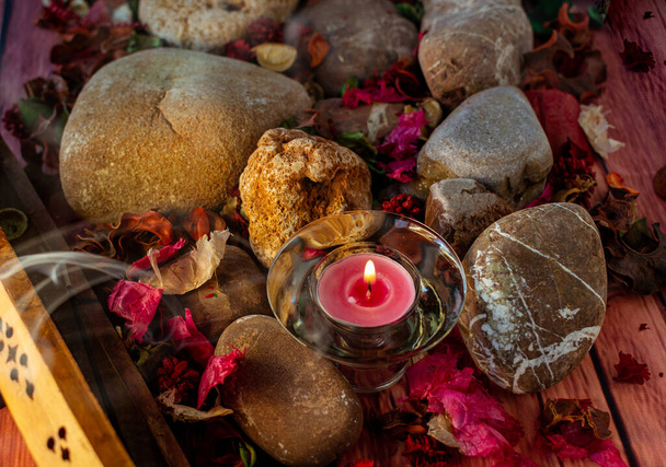 Χαλαρωτικό διάλειμμα με θυμίαμα ραβδί και αρωματικό κερί στο πολύχρωμο τραπέζι και φυσικές διακοσμήσεις - Φωτογραφία, εικόνα