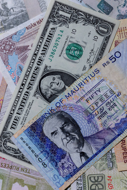Moscou, Russie - 20 avril 2020 : Un dollar américain avec différents billets de banque en roupie mauricienne
 - Photo, image