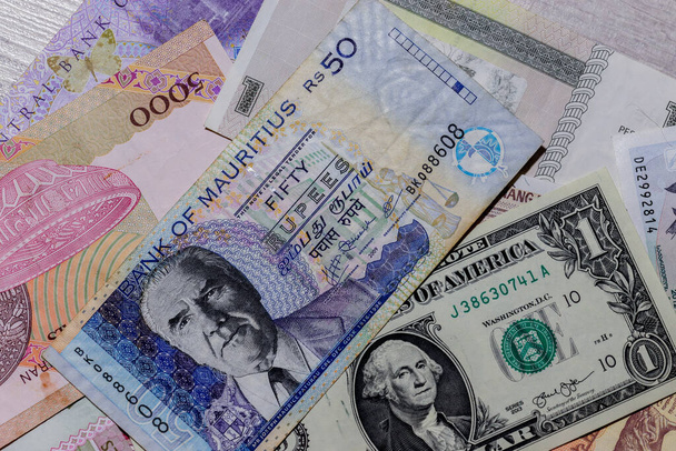 Москва, Росія - 20 квітня 2020: Один долар США з різними банківськими банкнотами - Фото, зображення