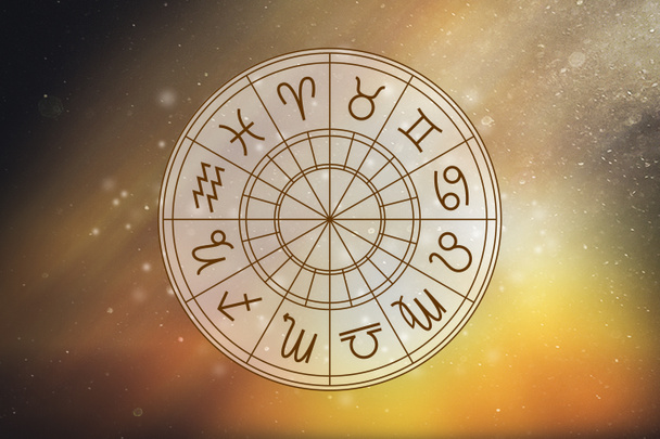 Koło astrologiczne ze znakami zodiaku na tle gwiaździstego nieba. Ilustracja dotycząca horoskopu. - Zdjęcie, obraz