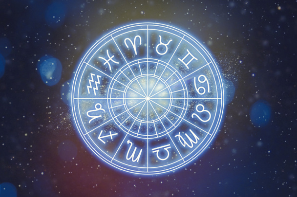 Horoskoopin horoskoopin astrologiset merkit tähtitaivaan taustalla. Esimerkki:
. - Valokuva, kuva