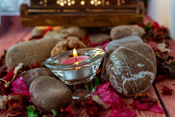 Relaxační přestávka s vonnou tyčinkou a aromatickou svíčkou na barevném stole a přírodními dekoracemi - Fotografie, Obrázek