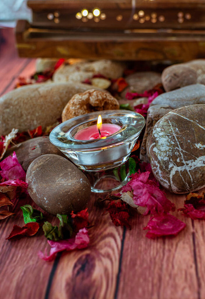 Relaksująca przerwa z kadzidełkiem i aromatyczną świecą na kolorowym stole i naturalnymi dekoracjami - Zdjęcie, obraz