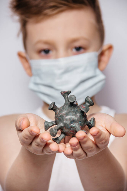 coronavirus primo piano nelle mani di un ragazzo con una maschera medica
 - Foto, immagini