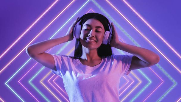 Girl listening music on headphones and closed eyes - Foto, Imagem