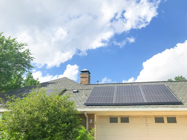 Установка солнечных панелей на черепичной крыше пригородного дома недалеко от Далласа, Техас, Америка
 - Фото, изображение