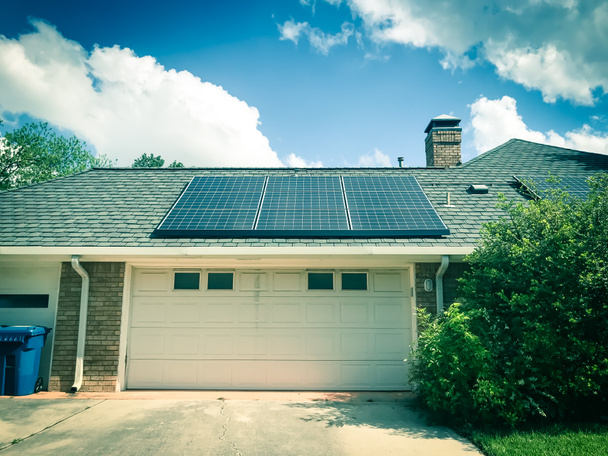 Casa residencial típica de três portas de garagem com painel solar no telhado da telha em Dallas, Texas, EUA
 - Foto, Imagem