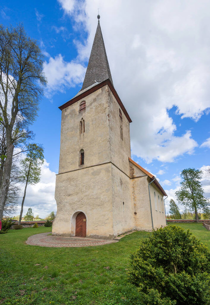 Pohled na barokní a rokokový kostel - kostel Apriku - v Lotyšsku, Kurzeme - Fotografie, Obrázek