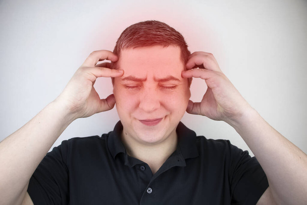 Мужчина держит голову руками. Чувство головной боли, мигрени и головокружения. Головные боли от стресса или переутомления
 - Фото, изображение