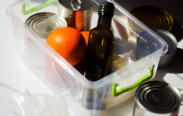 Plastik kutuda yiyecek bağışı var. Ürünleri engelli insanlarla paylaşın. Sosyal etkinlik  - Fotoğraf, Görsel