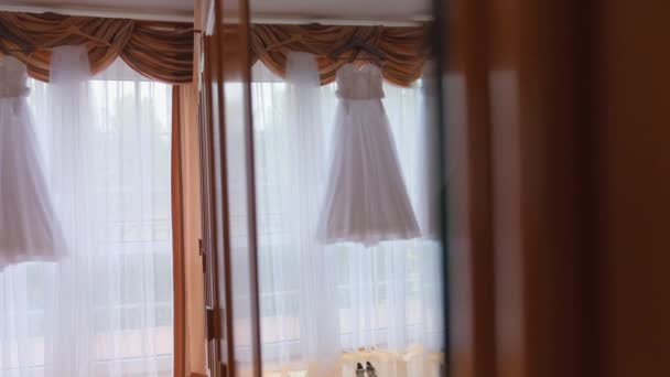 Az esküvői ruha tükröződik a tükörben.. - Felvétel, videó