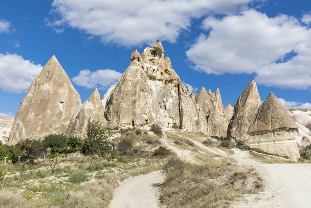  Vulkanikus tufa képződmények a török Cappadociában, Nevsehir, Törökország. - Fotó, kép