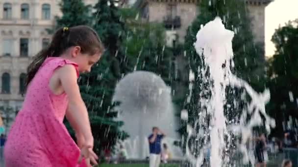 dziewczyna plusk w fontannie - Materiał filmowy, wideo