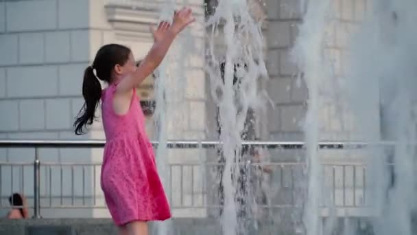 girl splashing in the fountain - Footage, Video