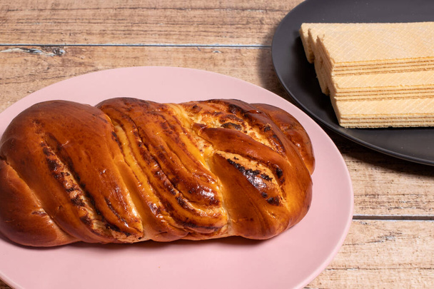 Lekker geurig rieten broodje als ontbijt. Brood gemaakt van tarwebloem met wrongel vulling voor het hele gezin. Voordelen en nadelen van suiker. - Foto, afbeelding