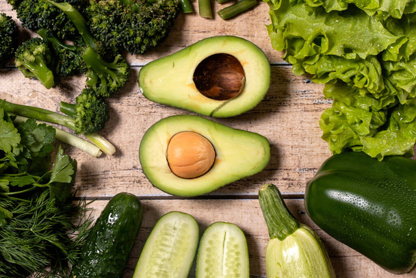 Keto-Diät. Glutenfreie Ernährung. Abnehmen mit Hilfe von grünem Gemüse: Avocado, Spargel, Brokkoli, grüner Paprika, Petersilie, Dill, grüne Zwiebeln, Gurken, Zucchini. Das Problem des Übergewichts. Rohkost-Ernährung. Veganer. Das Problem mit dem Übergewicht. - Foto, Bild