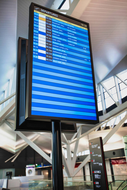 Flight display monitor in airport - Foto, Imagen