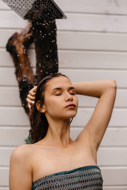 portret dziewczyny, która bierze letni prysznic w ogrodzie - Zdjęcie, obraz