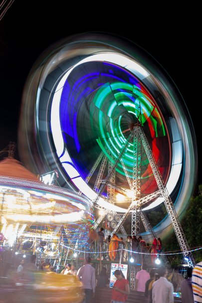  Колесо обозрения освещается на ежегодной ярмарке в Индии
 - Фото, изображение