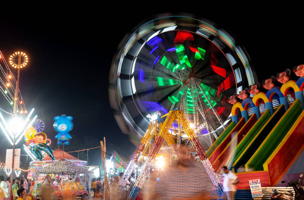  Ferris Wheel osvětlené na výročním veletrhu dussehra v Indii - Fotografie, Obrázek