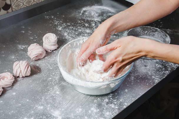 Cooking strawberry pink marshmallows in a professional kitchen - Foto, Imagen