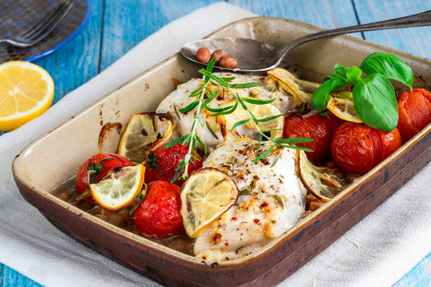 Halibut baked in white wine with borlotti beans and tomatoes - Foto, Imagen