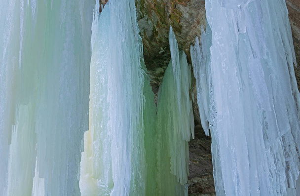 Paesaggio invernale degli interni della Grotta di Ghiaccio di Eben, Michigan, Stati Uniti
 - Foto, immagini