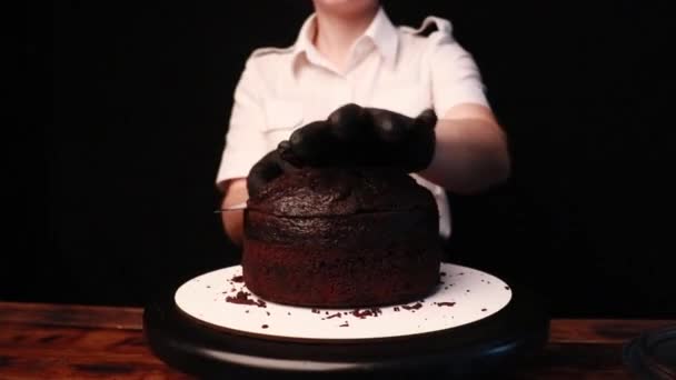 pastel de cocina con las manos femeninas en guantes negros
 - Imágenes, Vídeo