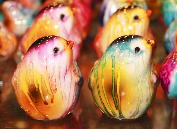 разноцветные керамические фигурки птицы для украшения дома
 - Фото, изображение