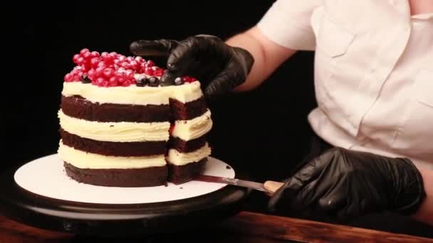 baktaart met vrouwelijke handen in zwarte handschoenen - Video