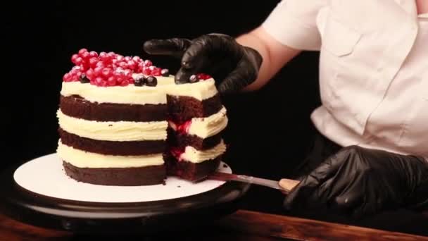 pečení dort s ženské ruce v černých rukavicích - Záběry, video
