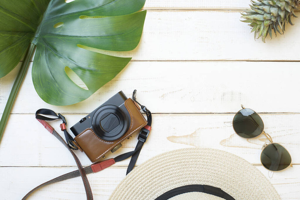 Summer accessories on white wooden  background  - Foto, imagen