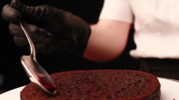 pastel de cocina con las manos femeninas en guantes negros
 - Metraje, vídeo