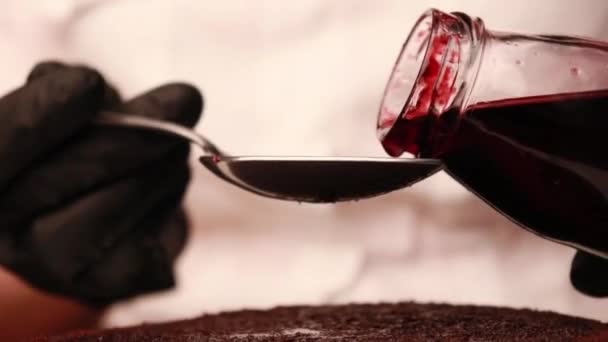 ruoanlaitto kakku naisten kädet mustat käsineet
 - Materiaali, video