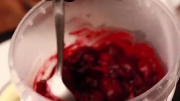 κέικ μαγειρικής με γυναικεία χέρια σε μαύρα γάντια - Πλάνα, βίντεο