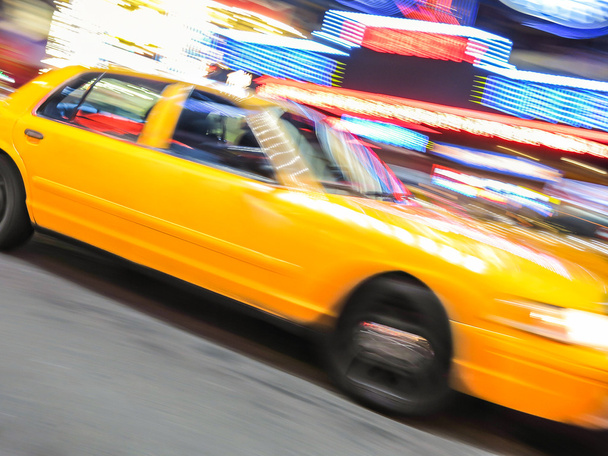 Taxi giallo che corre vicino a Times Square a New York
. - Foto, immagini