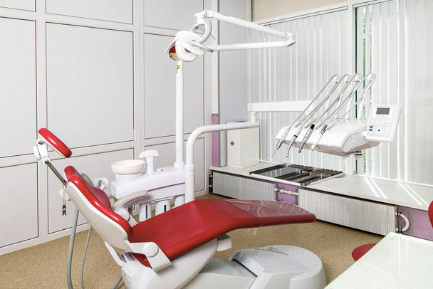 Порожнє стоматологічне крісло в сучасному і чистому стоматологічному кабінеті
. - Фото, зображення