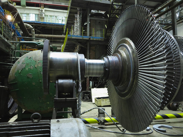 Generador de energía turbina de vapor en proceso de reparación, maquinaria, tuberías, tubos, en una central eléctrica - Foto, imagen